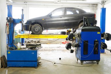 Çalışan bir araba tamir Kaluga istasyonu