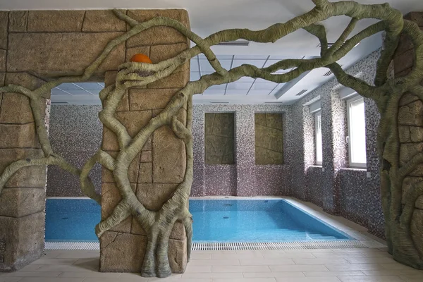 Malý bazén v hotelu — Stock fotografie