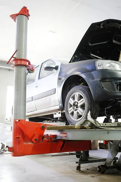 Coche en un taller de carrocería — Foto de Stock