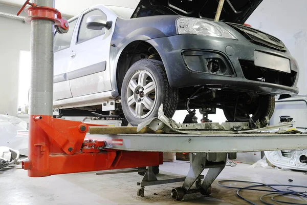 Coche en un taller de carrocería — Foto de Stock