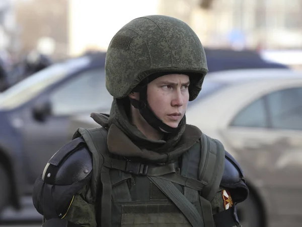 मॉस्कोमध्ये निदर्शने करणाऱ्या पोलिसांवर दगडफेक — स्टॉक फोटो, इमेज