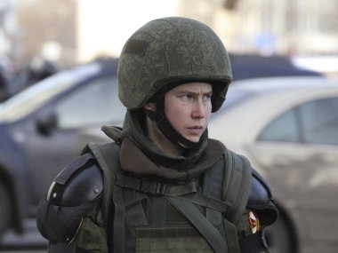Moskova'da bir protesto gösterisi üzerinde polis