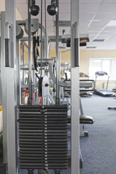Máquinas de fitness en un gimnasio — Foto de Stock