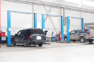 Bir araba otomobiller Stupino istasyonunda onarım