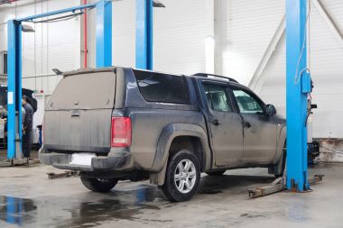 Bir araba otomobiller Stupino istasyonunda onarım