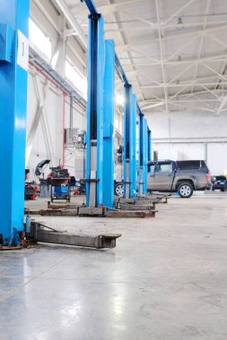 Bir araba otomobiller Stupino istasyonunda onarım
