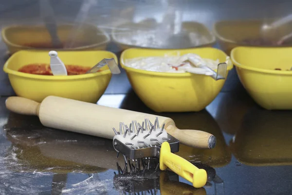 Rolling pin and other kitchen equipment — Stock Photo, Image