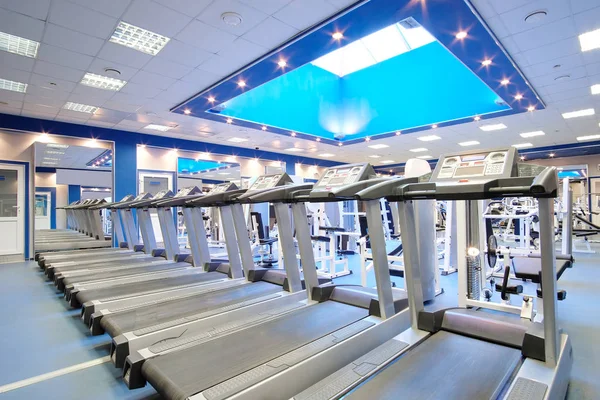 Interior de uma sala de fitness — Fotografia de Stock