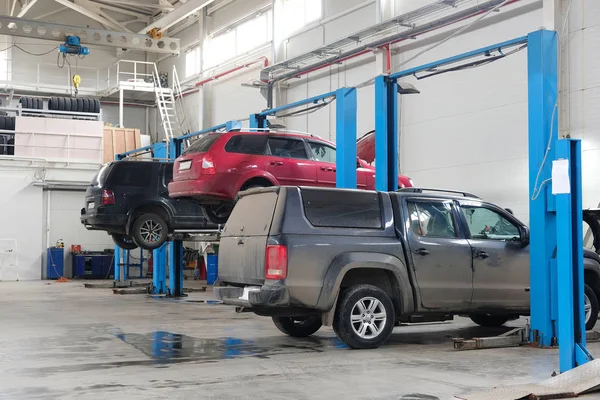 Coches en una estación de reparación de coches —  Fotos de Stock