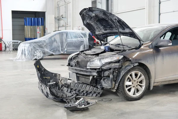 Auto in una stazione di riparazione auto — Foto Stock