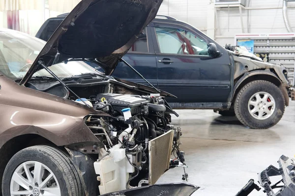 Coches en una estación de reparación de coches —  Fotos de Stock