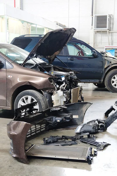 Auto's in een auto reparatie station — Stockfoto