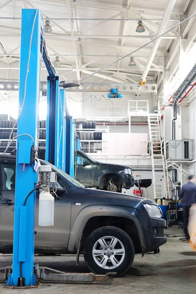 Coches en una estación de reparación de coches — Foto de Stock