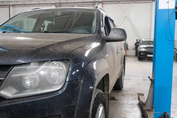 Carros em uma estação de reparo de carro — Fotografia de Stock