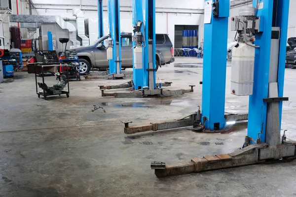 Coches en una estación de reparación de coches — Foto de Stock
