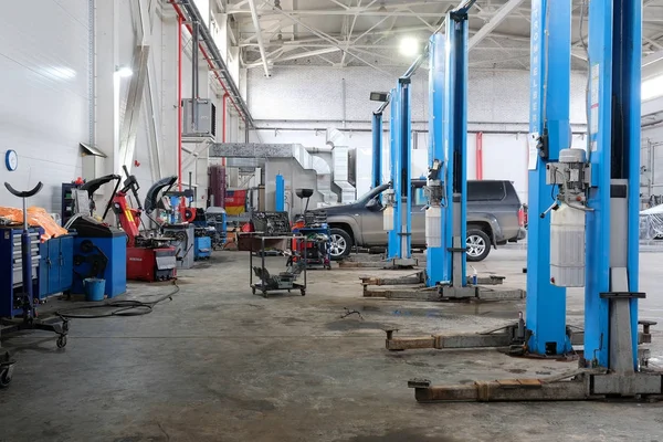 Auto's in een auto reparatie station — Stockfoto