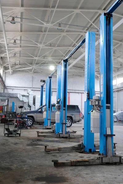 Coches en una estación de reparación de coches — Foto de Stock