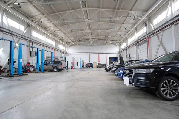 Coches en una estación de reparación de coches — Foto de Stock