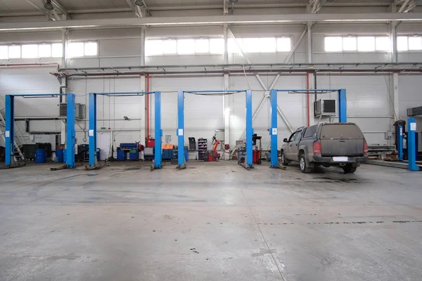 Coches en una estación de reparación de coches —  Fotos de Stock