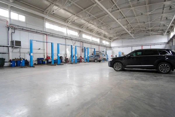 Auto's in een auto reparatie station — Stockfoto