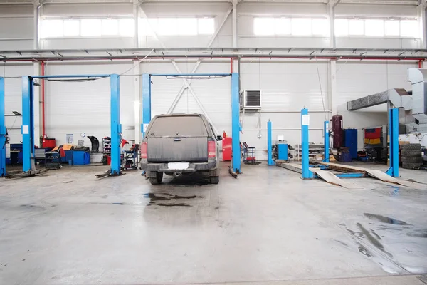 Coches en una estación de reparación de coches — Foto de Stock