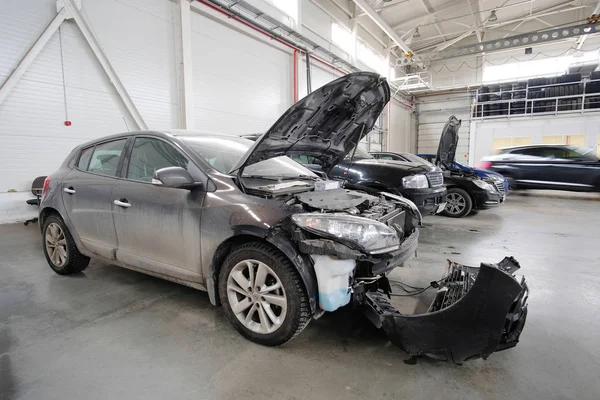Auto's in een auto reparatie station — Stockfoto