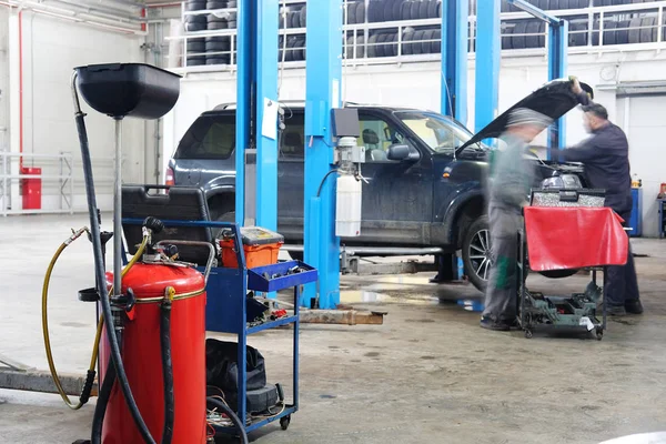 Coches en una estación de reparación de coches en Stupino — Foto de Stock