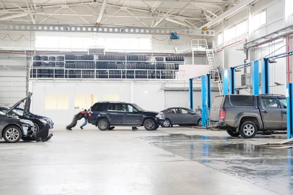 Bir araba otomobiller Stupino istasyonunda onarım — Stok fotoğraf