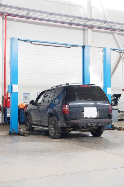 Coches en una estación de reparación de coches en Stupino —  Fotos de Stock