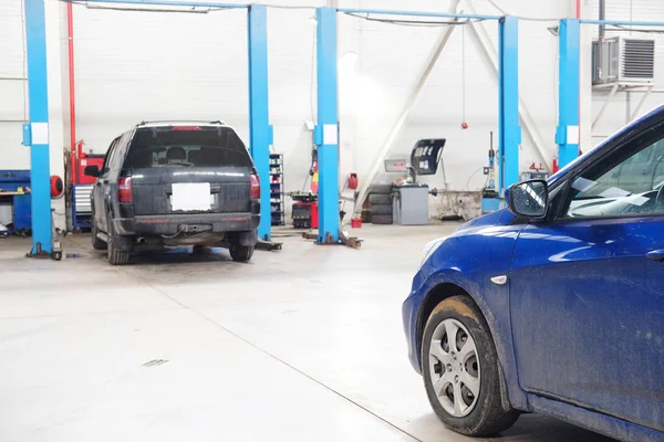 Coches en una estación de reparación de coches en Stupino — Foto de Stock