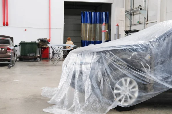 Cars in a body shop in Stupino — Stock Photo, Image