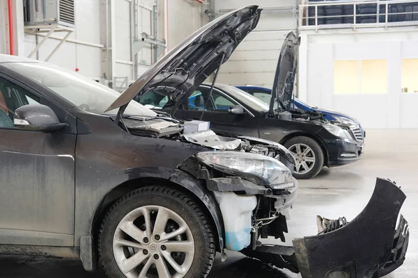 Cars in a body shop in Stupino — Stock Photo, Image