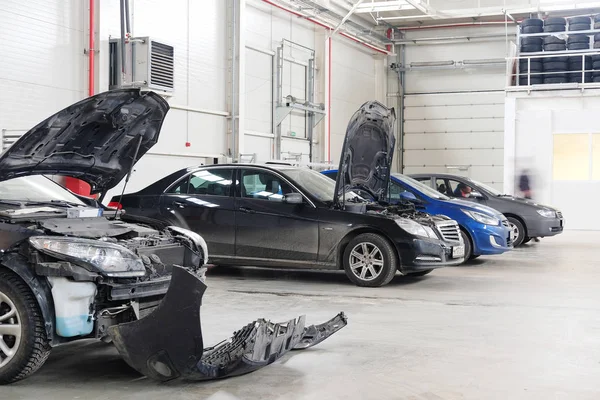 Cars in a body shop in Stupino — Stock Photo, Image