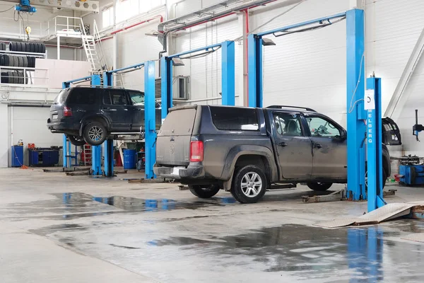 Coches en una estación de reparación de coches en Stupino — Foto de Stock