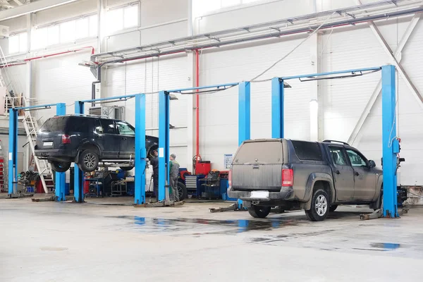 Carros de aluguer reparar a estação em Stupino — Fotografia de Stock