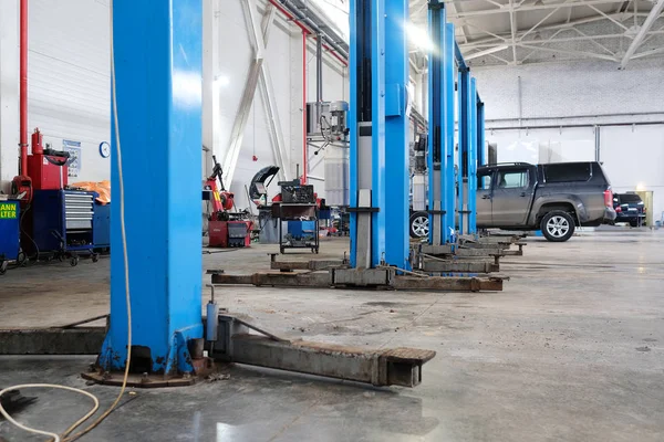 Coches en una estación de reparación de coches en Stupino —  Fotos de Stock