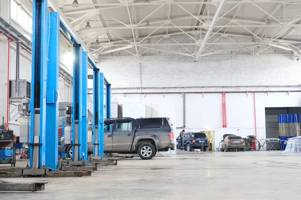 Carros de aluguer reparar a estação em Stupino — Fotografia de Stock