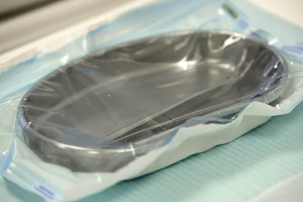 Pinças médicas esterilizadas em plástico — Fotografia de Stock