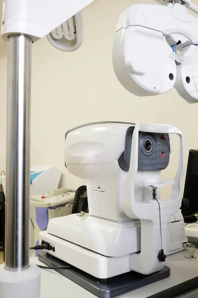 Медицинское оборудование офтальмолога — стоковое фото