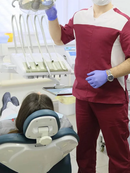 Dentista extrai um dente — Fotografia de Stock