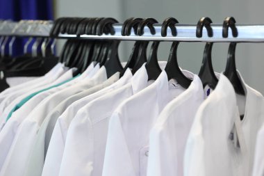 Bir askı üzerinde tıbbi üniforma 