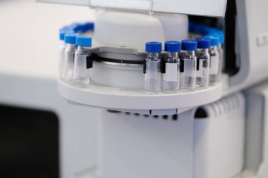 bir laboratuarda test tüpleri