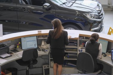 Araba bayilik bir gösteri odada yöneticileri