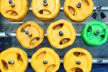 Bir fitness salonunda ağırlık 