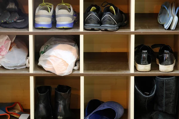Zapatos en un estante — Foto de Stock