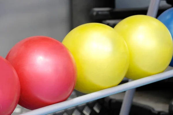 Ballen op een stand in een fitness zaal — Stockfoto
