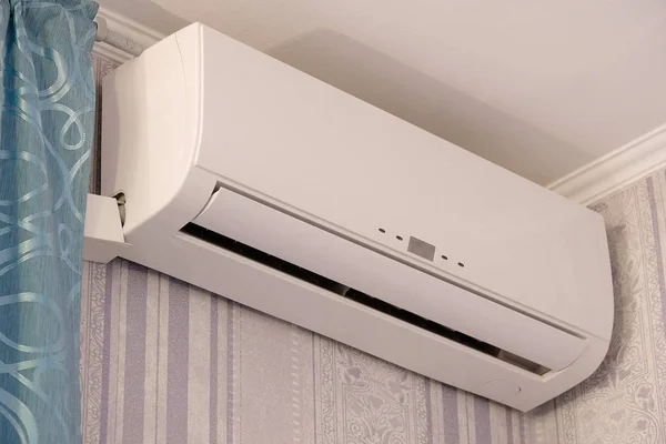 Air conditioner hangs on a wall — Stock Photo, Image