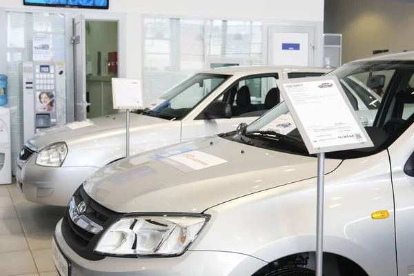 Autos im Autohaus — Stockfoto