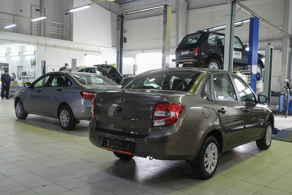 Carros em uma estação de reparo de carro — Fotografia de Stock