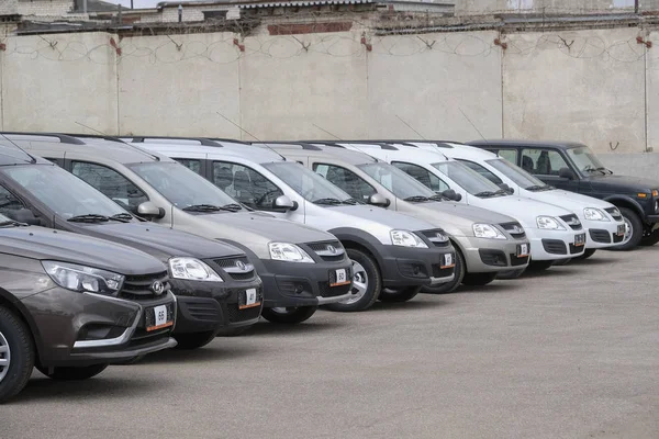 Los coches nuevos en el aparcamiento en el concesionario de automóviles —  Fotos de Stock